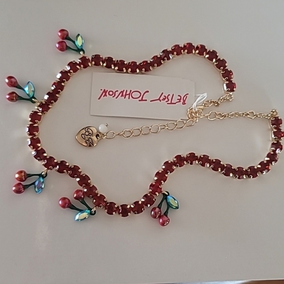 🔹️ Betsey Johnson 🔹️red rhinestone and cherry statement necklace NWT ✨️🍒 - Picture 4 of 4